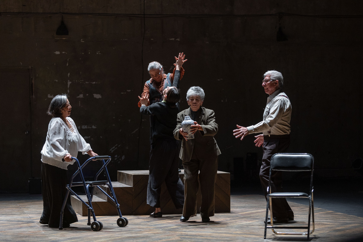 El elenco de la puesta en escena está conformado por no actores. Especial