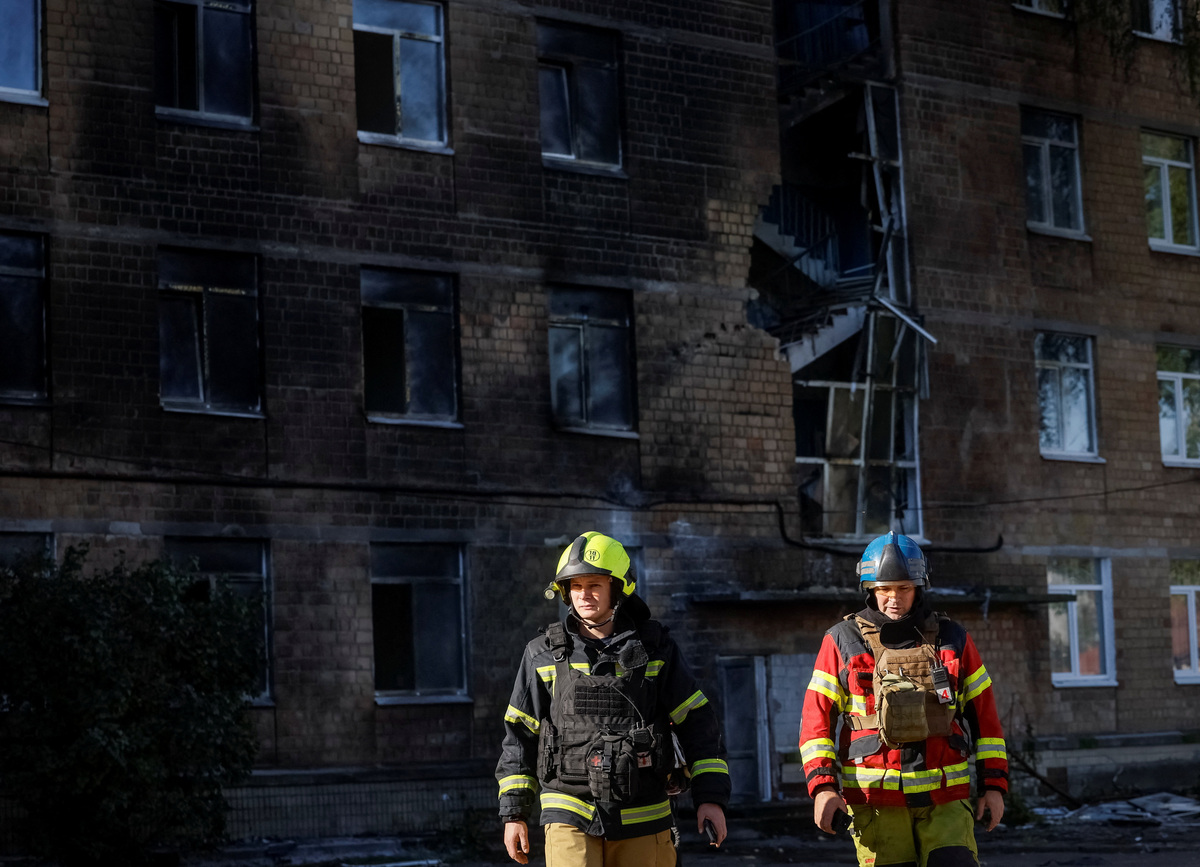 Equipos de rescate trabajan en un inmueble dañado. | Reuters