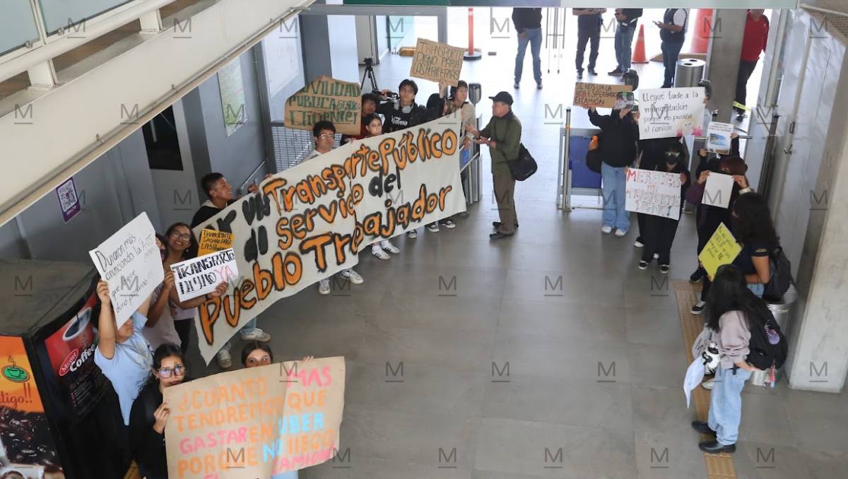 Estudiantes de la UNAM León  manifestándose en la base de transporte Timoteo Lozano | Dany Béjar