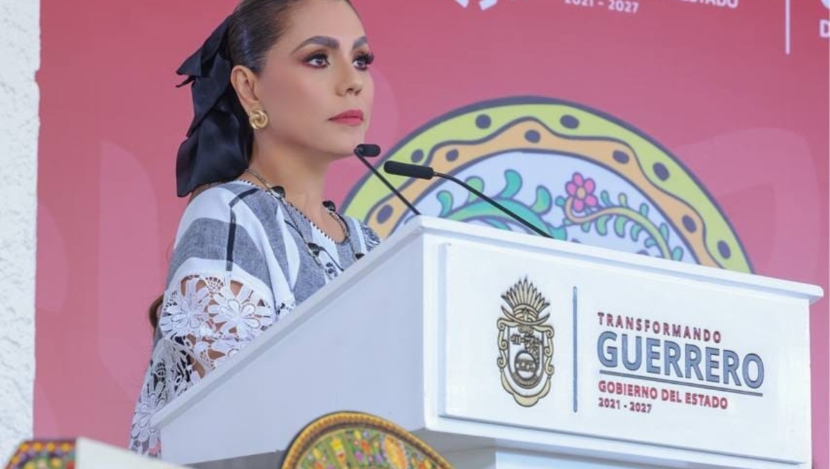 Evelyn Salgado entrega premios al talento artesanal de Guerrero. | Foto: Especial