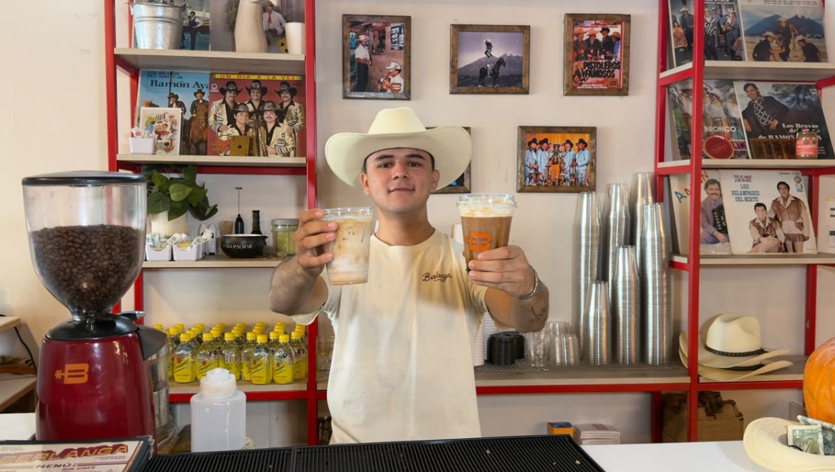 Lester Motis, creador de la propuesta, prepara un café caracterizado con sombrero y vestimenta tradicional | Ángel Mercado
