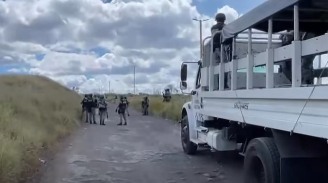 La maleta se encontraba entre la hierba y basura de un camino de terracería. | Redes Sociales