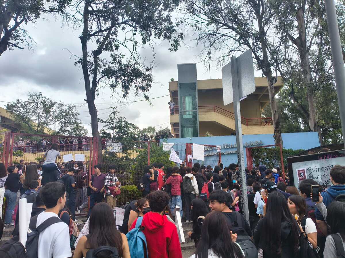 Manifestación de estudiantes en la preparatoria  Vocacional. (María Camarena)