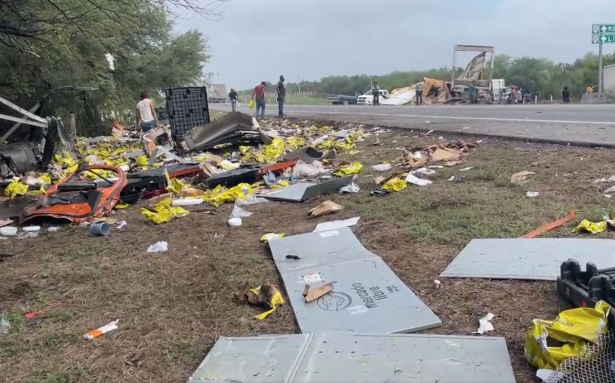 Se presume que la conductora del camión de la paquetería perdió la vida tras el impacto.| Redes sociales