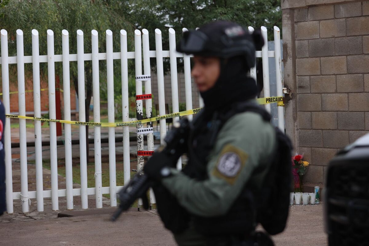 Autoridades acordonaron la secundaria número 13 de Torreón tras la agresión de Los Cuates. | Foto: Cuartoscuro