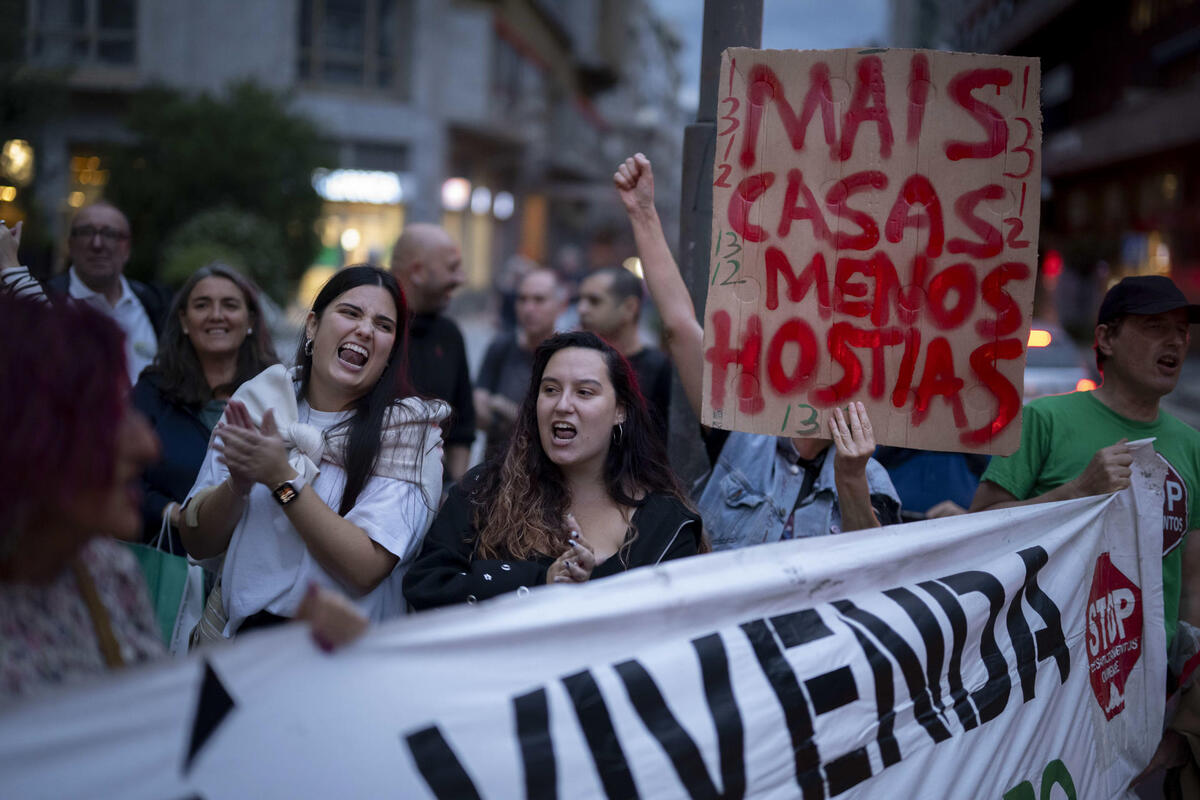 Decenas de personas participan en una concentración y posterior manifestación convocada para exigir soluciones. | EFE