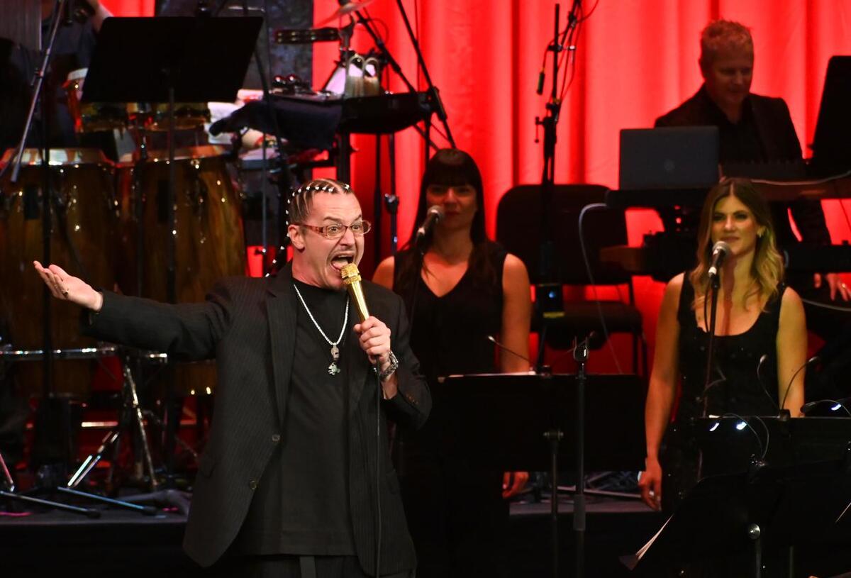 Mike Patton revive a Juan Gabriel en el Palacio de Bellas Artes