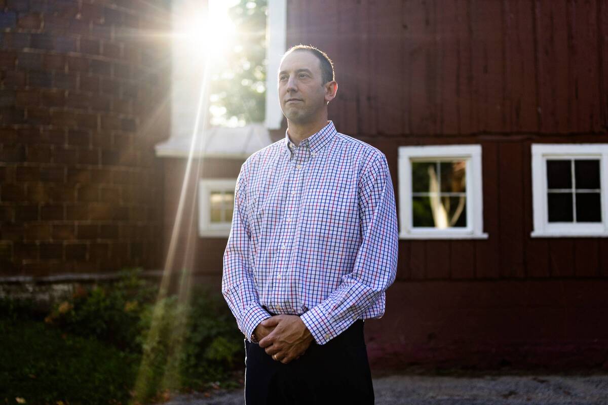 John Ebers frente al galpón de Michigan Bee Co. en Comstock Park, Michigan. | Foto: The New York Times