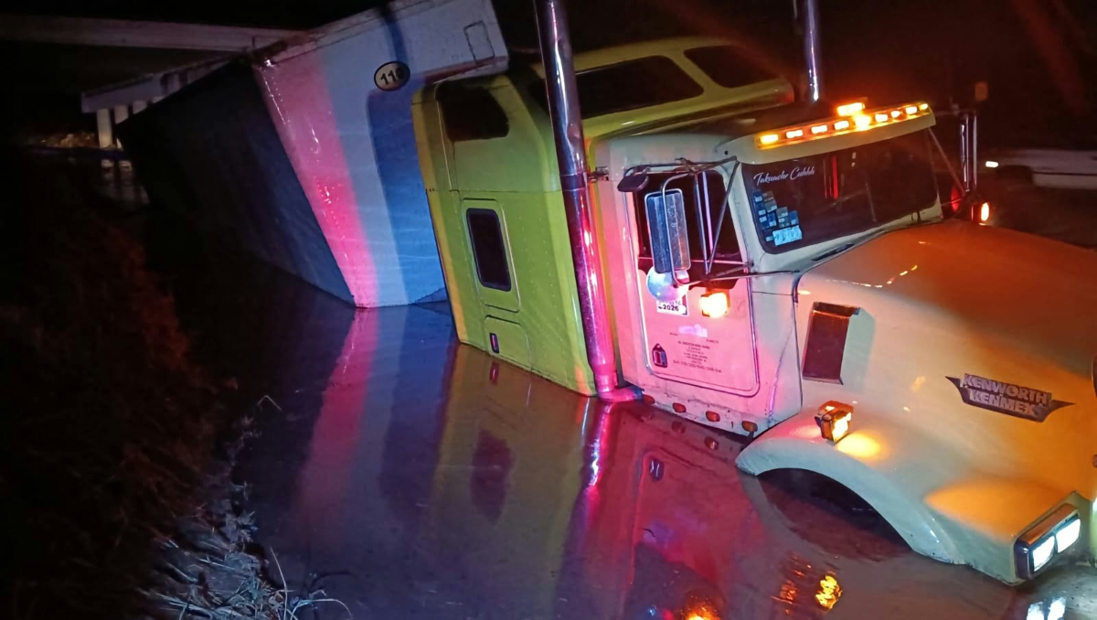 Lluvia intensa provoca inundación y cierre en la Cuacnopalan-Oaxaca | Carolina Espinosa