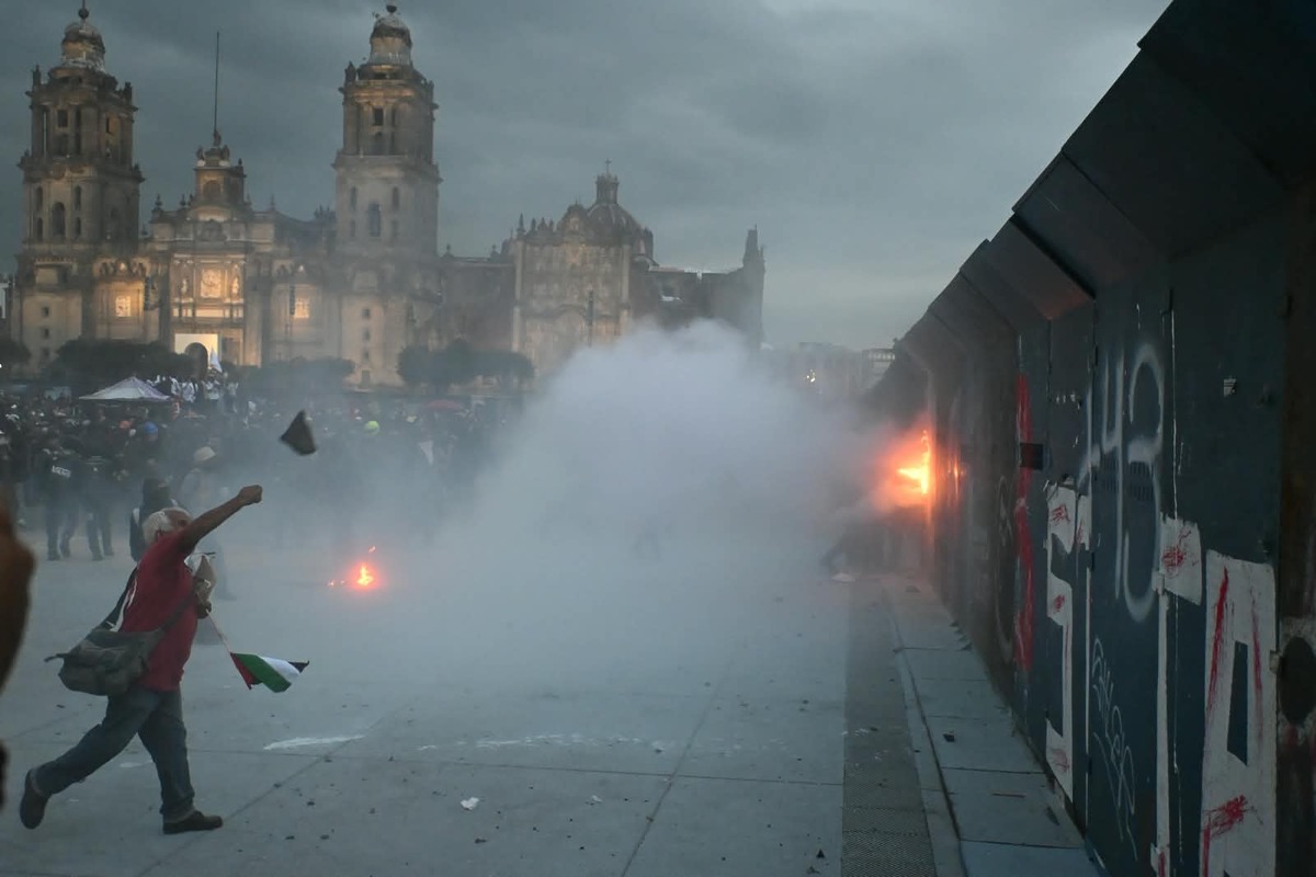 Manifestantes lanzan objetos a Palacio Nacional. (Foto: Daniel Augusto)