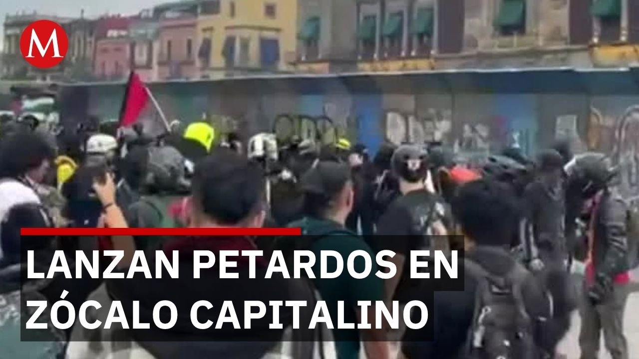 Marcha 02 de octubre: Bloque negro lanza petardos tras llegar al Zócalo capitalino