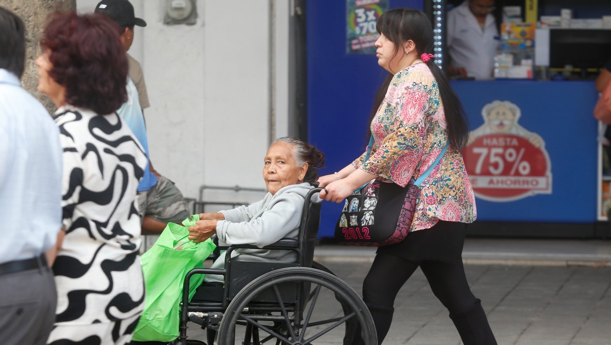 Piden a adultos mayores desconfiar de personas que se acercan a ayudar con manchas (Archivo MILENIO)