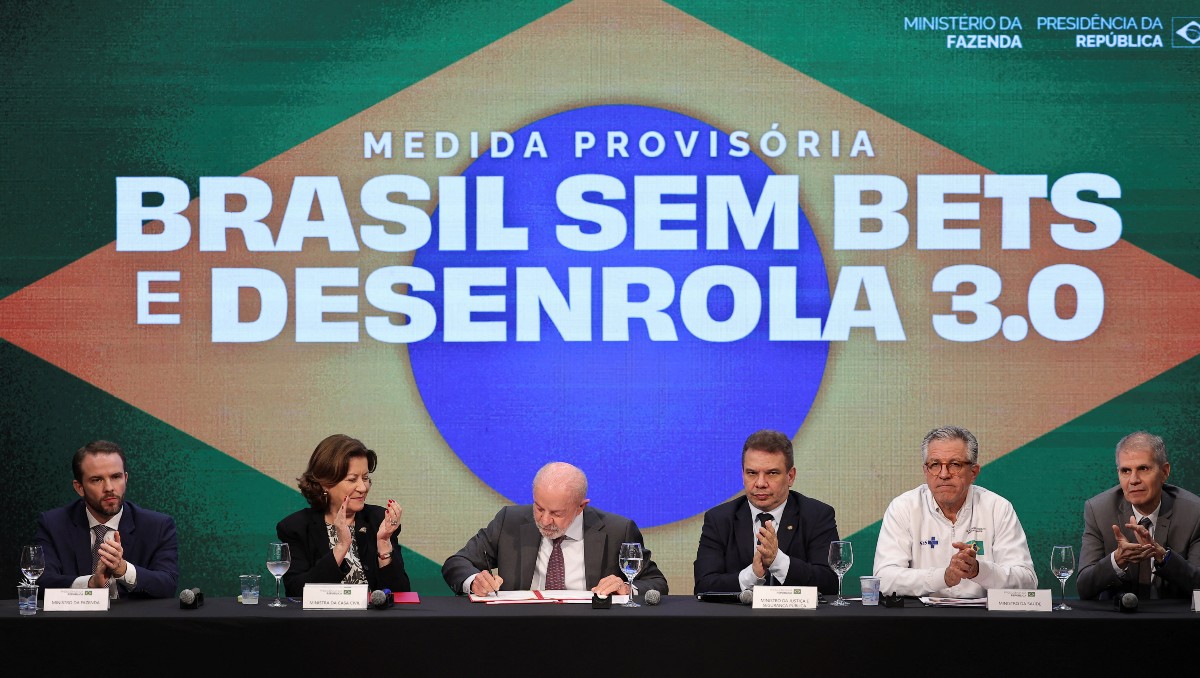 Golpe al futbol: Dejan de funcionar plataformas y anuncios de apuestas en línea tras decreto de Lula en Brasil