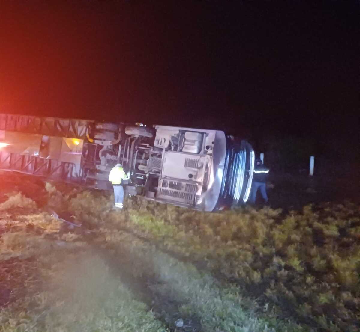Vuelca camión de Ómnibus de México en Lerdo. | Foto: Milenio Policia.