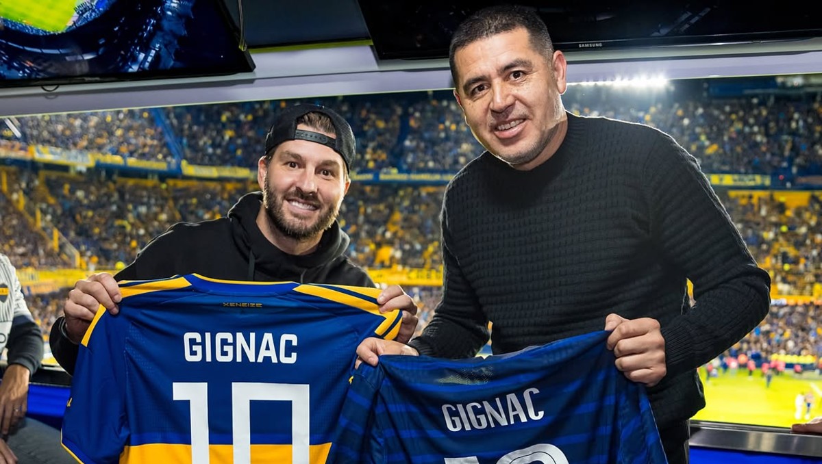 Gignac intercambió camisetas con Riquelme en su visita a La Bombonera de Boca (Instagram @bocajrs)