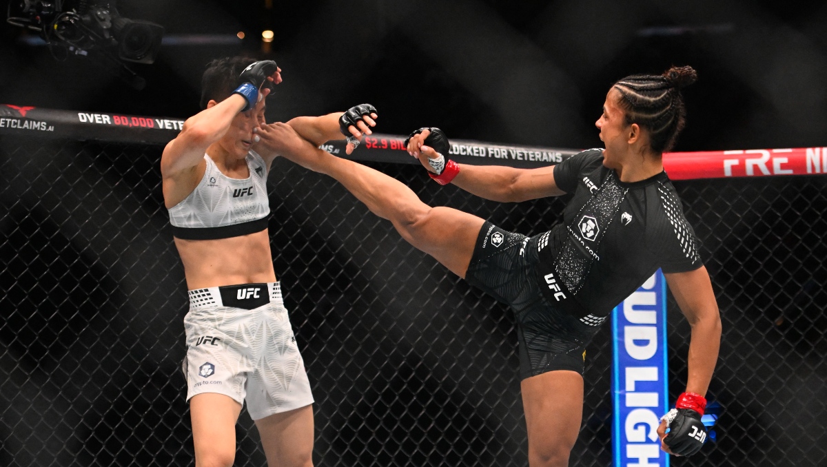 Natalia Silva derrota a Wang Cong para quedarse con el campeonato vacante de peso mosca Femenil en UFC 332 (AFP)