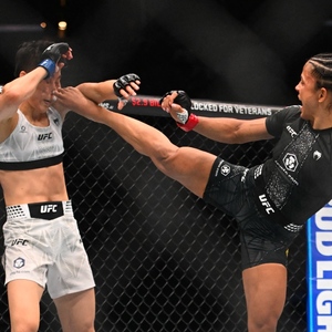 Natalia Silva derrotó por decisión unánime a Wang Cong en la pelea estelar de UFC 332 para quedarse con el campeonato de peso mosca.