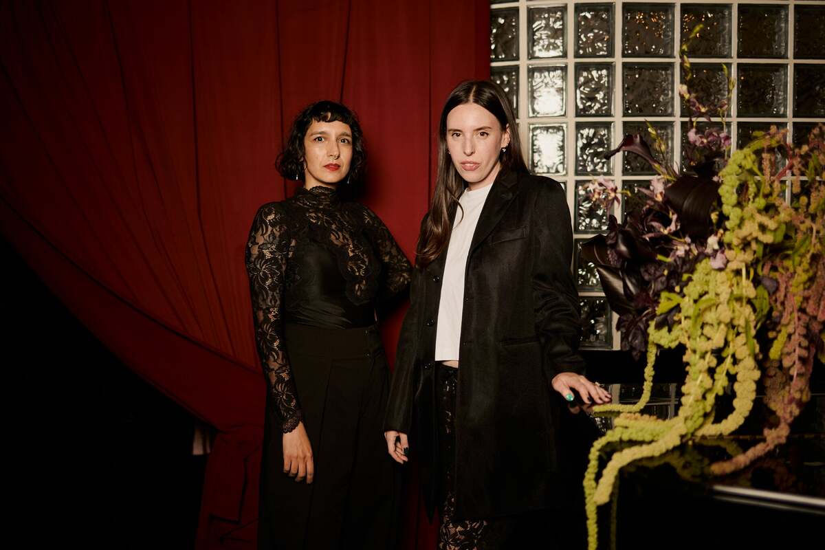 Banu Guler y Emily Segal en una fiesta para brindar por su nueva aplicación Readme. | Foto: Marissa Alper (The New York Times)