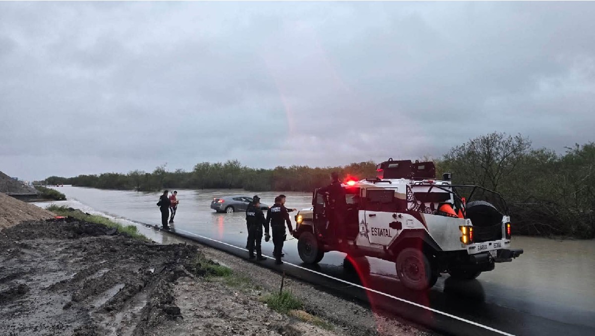 La carretera Reynosa-San Fernando permanece cerrada en ambos sentidos a la altura del puente “La Llorona”. (Cortesía: SSPT)