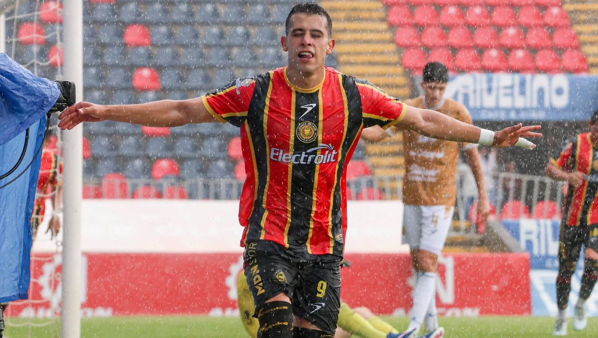El delantero mexicano brilló en la victoria de los leones negros. (facebook.com/leonesnegrosudegoficial)