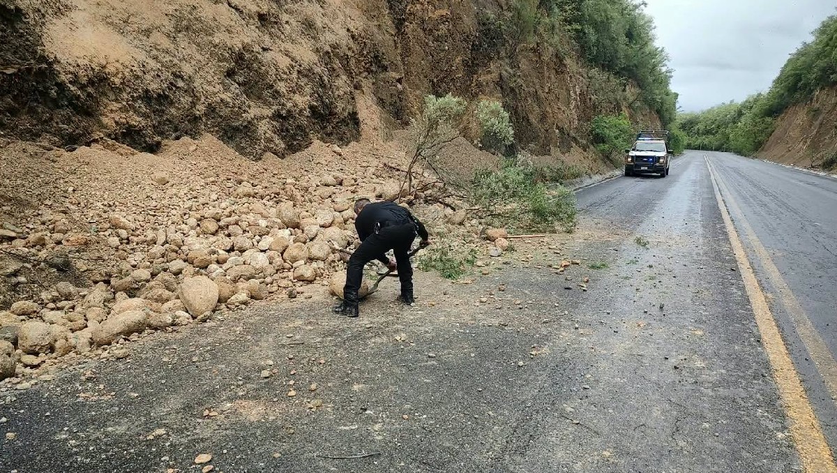 Un deslave provocado por las lluvias obstruyó el carril de baja velocidad de la carretera Victoria-Monterrey. (Cortesía: SSPT)