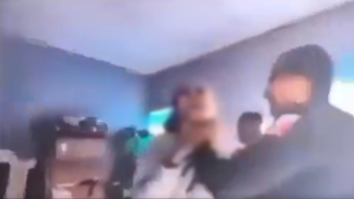 El funcionario fue suspendido mientras se investiga su actuación durante una intervención policial. | Redes sociales.