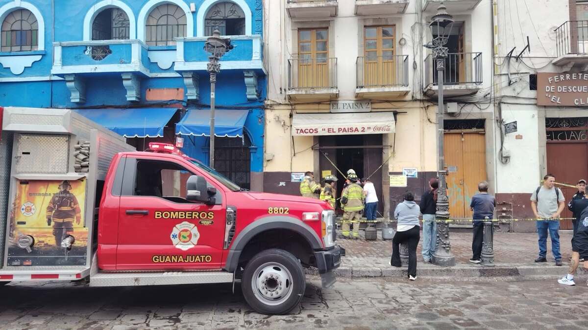 El incendio causó daños a las instalaciones de la taquería “El Paisa 2”. | Heroico Cuerpo de Bomberos Voluntarios de Guanajuato.
