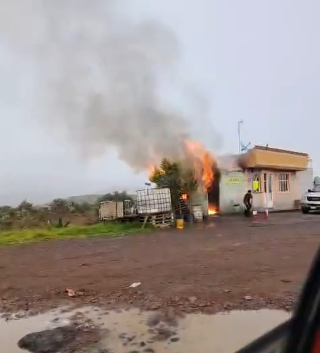 Incendio en negocio de comida afectó circulación en la México-Tuxpan en Singuilucan, Hidalgo. (Cortesía)