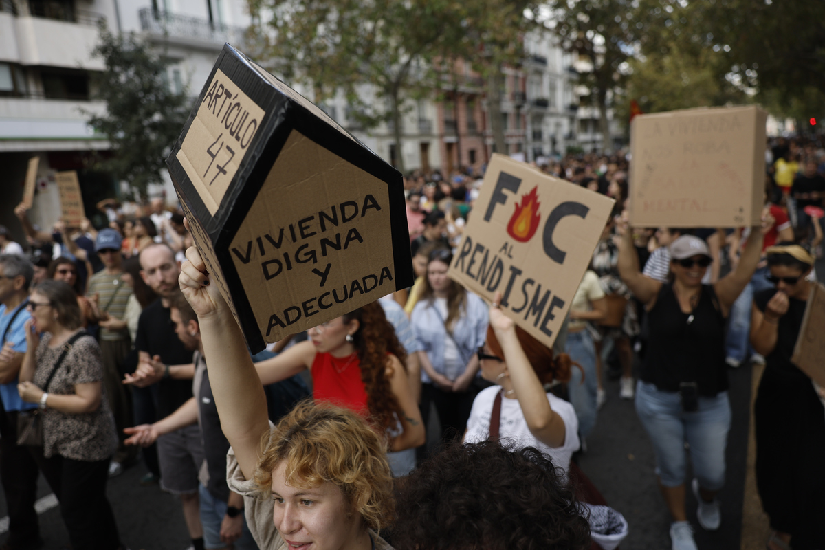 Miles de jóvenes tomaron las calles de Madrid para protestar contra las actuales políticas de vivienda en España. | Foto: EFE
