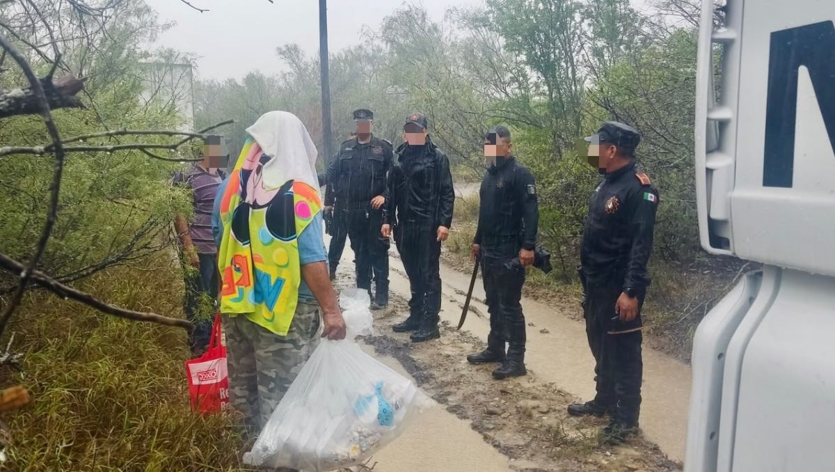 Oficiales de Fuerza Civil llevaron agua y comida a los tres conductores atrapados en la brecha. |  Especial