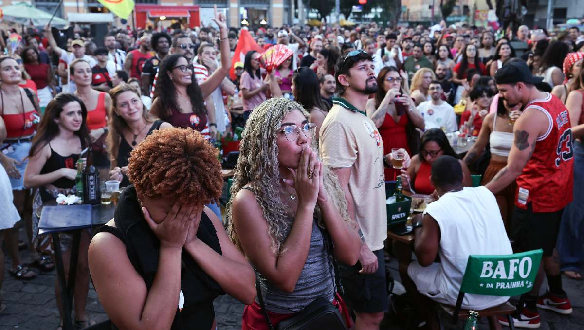 Población de Brasil atenta a recuento de votos de las elecciones presidenciales. | Foto: Agencia EFE