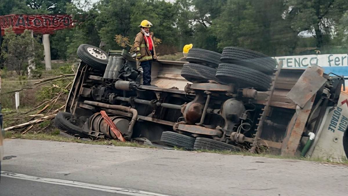 El accidente en la México-Pirámides se registró en el kilómetro 17, a la altura de la comunidad Xometla. | Foto: PC Acolman, mejorada con IA