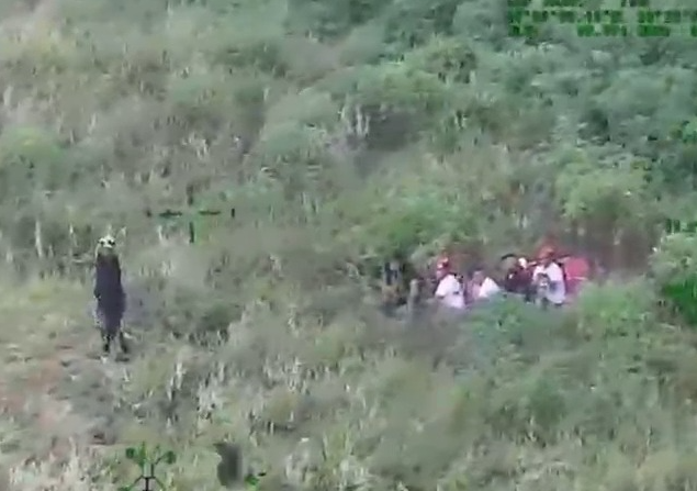 Agentes estatales, paramédicos y bomberos avanzaron a pie durante más de una hora hasta conseguir localizar a las dos personas. | Especial