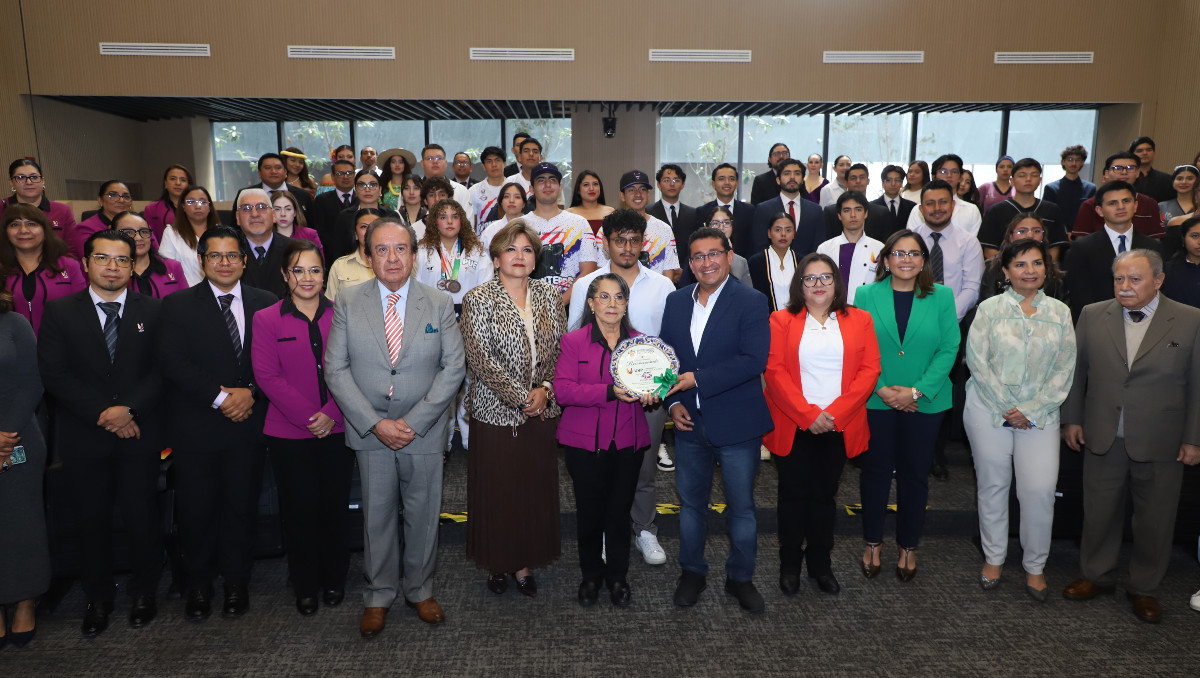 Congreso de Puebla entrega reconocimiento a la UVP por trayectoria educativa | Melanie Torres