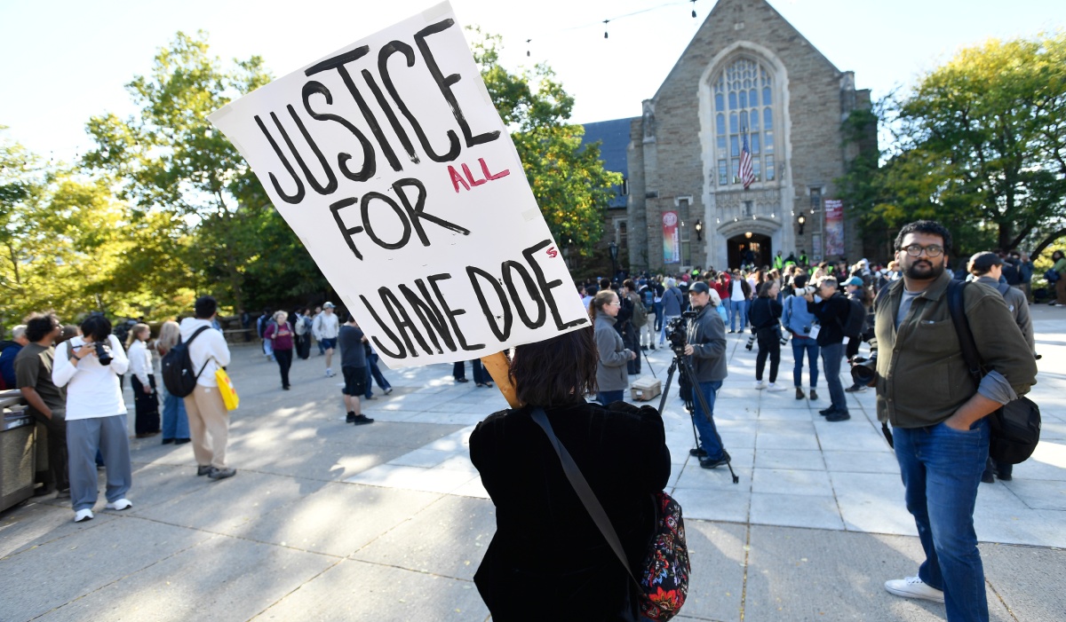 La denuncia por violación grupal en la Universidad de Cornell desató múltiples protestas | Foto: AP