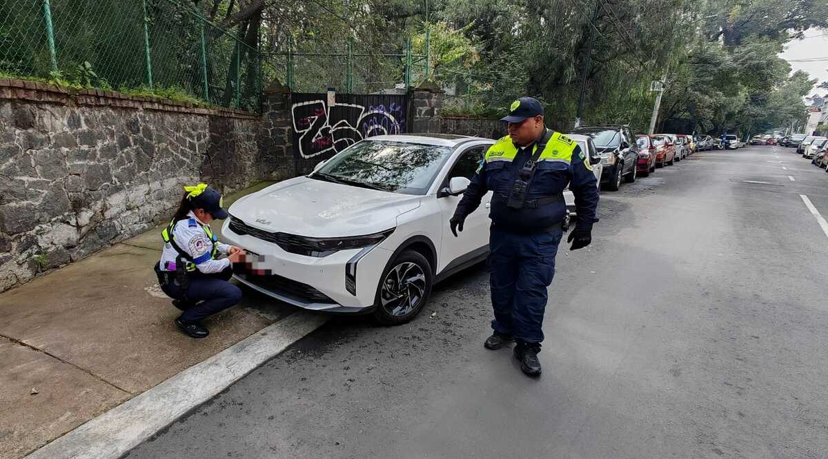 Elementos de Tránsito y autoridades de Coyoacán resguardan el Puente de Panzacola para evitar el estacionamiento irregular. | Foto : Especial
