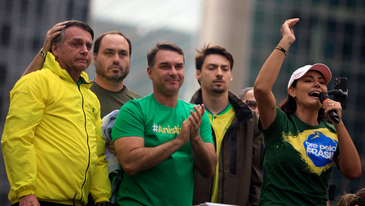 Fotografía del expresidente Jair Bolsonaro junto a sus hijos Carlos, Flávio y Renan, así como su esposa. | AFP