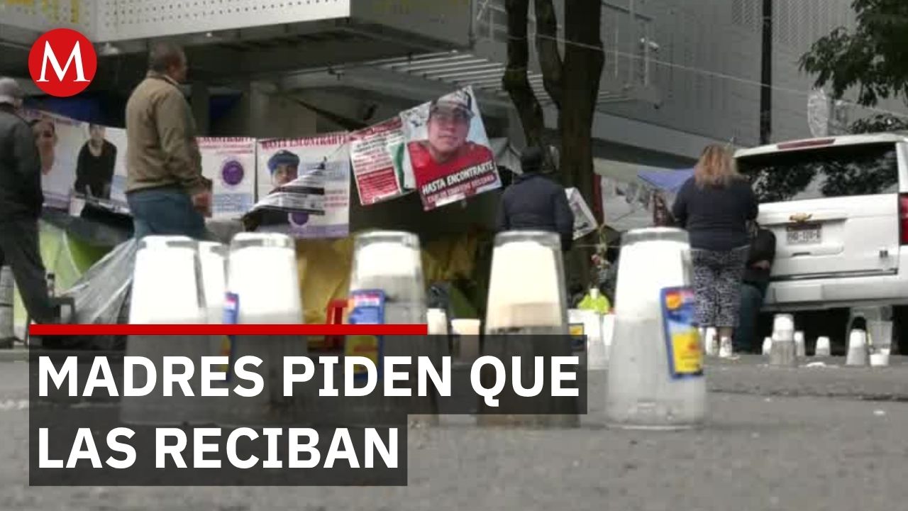 Madres buscadoras cumplen 25 días de plantón frente a la FGR en la Ciudad de México