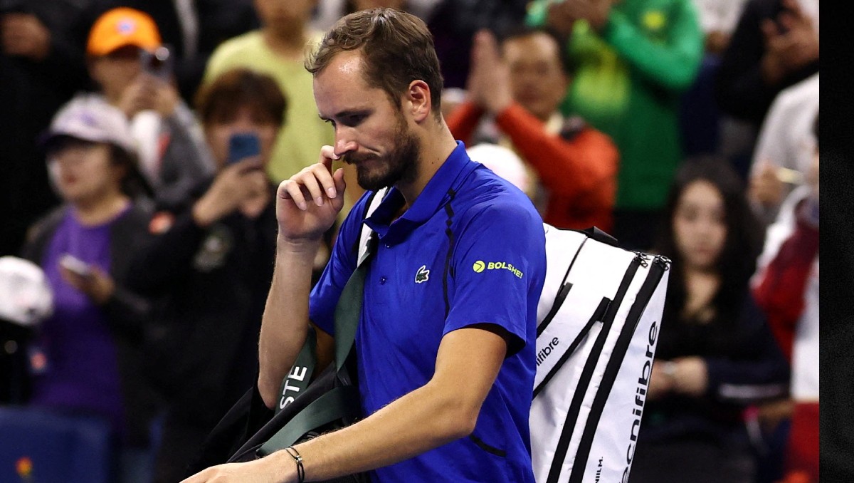 Medvedev es descalificado por pelotazo a un espectador; Djokovic va a la final del Abierto de Japón