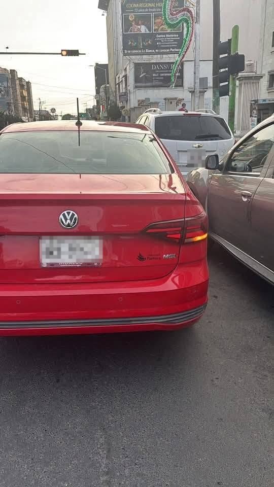 Pachuca sancionará a quien se estacione en doble fila, sin excepción para funcionarios. (Facebook)
