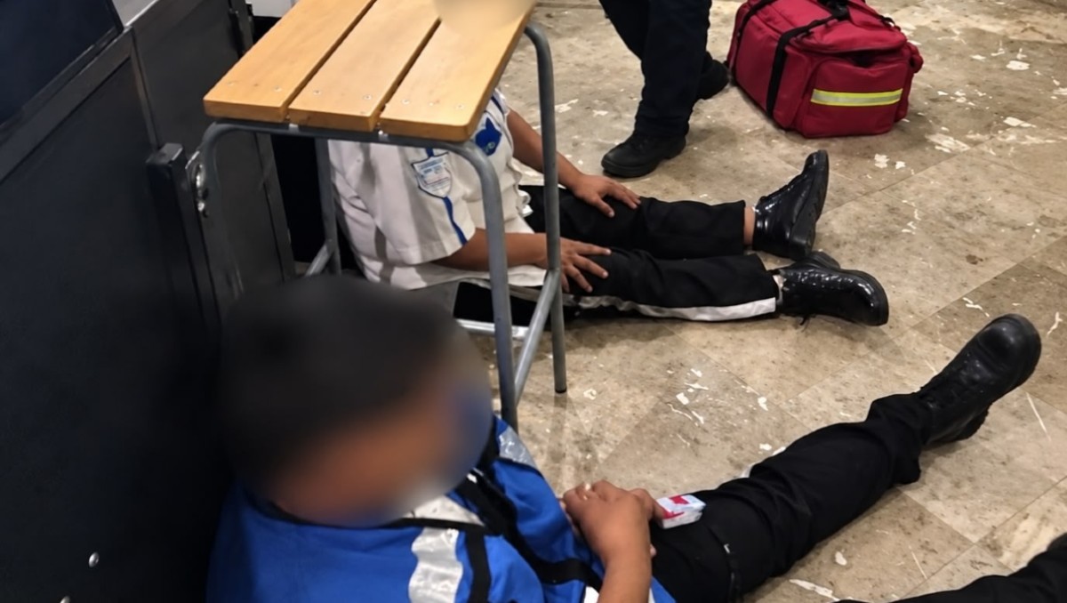 Paramédicos trasladaron a un hospital a uno de los guardias agredidos durante el intento de asalto. | Foto: Especial