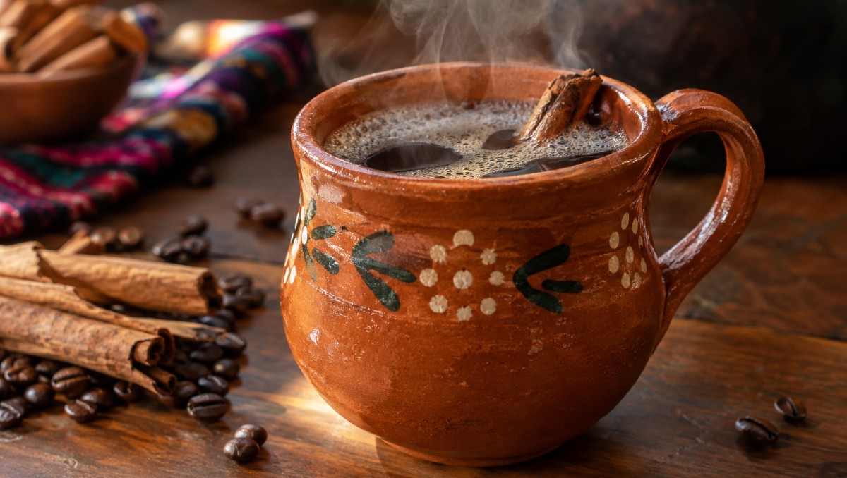 Receta para hacer café de olla con canela y piloncillo, ideal para esta temporada de frío (IA)
