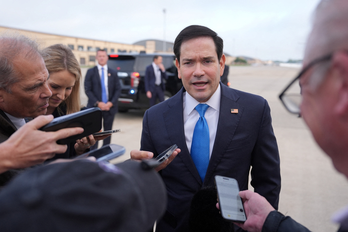 El secretario de Estado de EU, Marco Rubio, habla con los medios de comunicación antes de embarcar en un avión con destino a Islandia. | Reuters