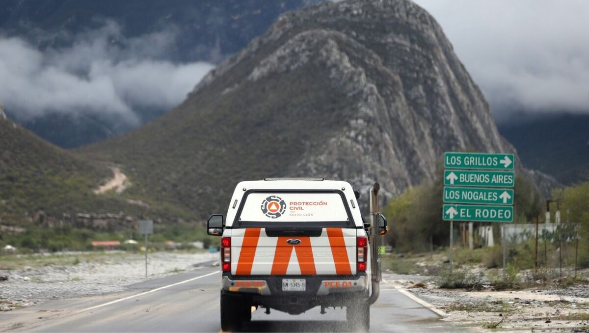 Tramos de la carretera principal en La Huasteca fueron cubiertos por el agua, lodo y piedras tras las lluvias del fin de semana. | Luis Guerra