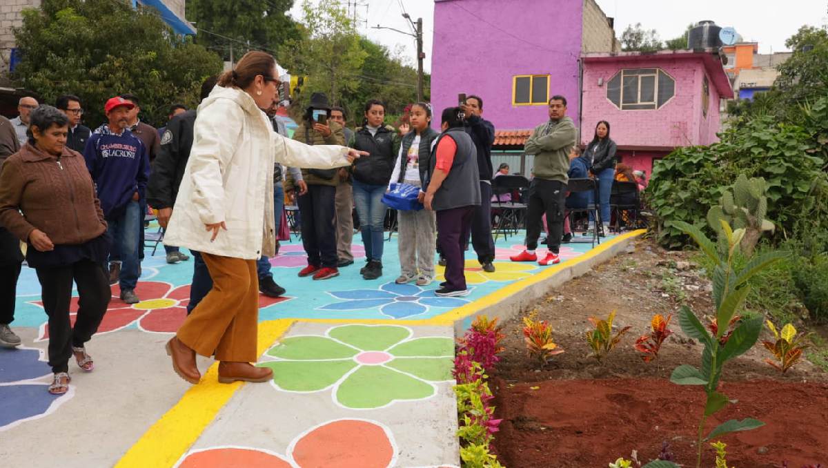 La alcaldesa Azucena Cisneros recorrió las calles pintadas de arte urbano. | Foto: Especial