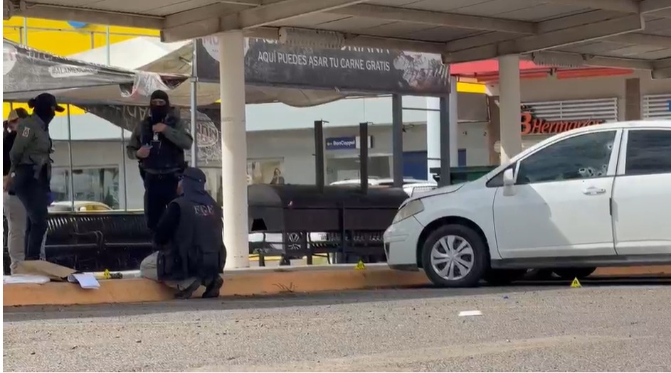 Autoridades resguardaron el estacionamiento de un supermercado en culiacán tras la ejecución a balazos de un automovilista. | Foto: Especial