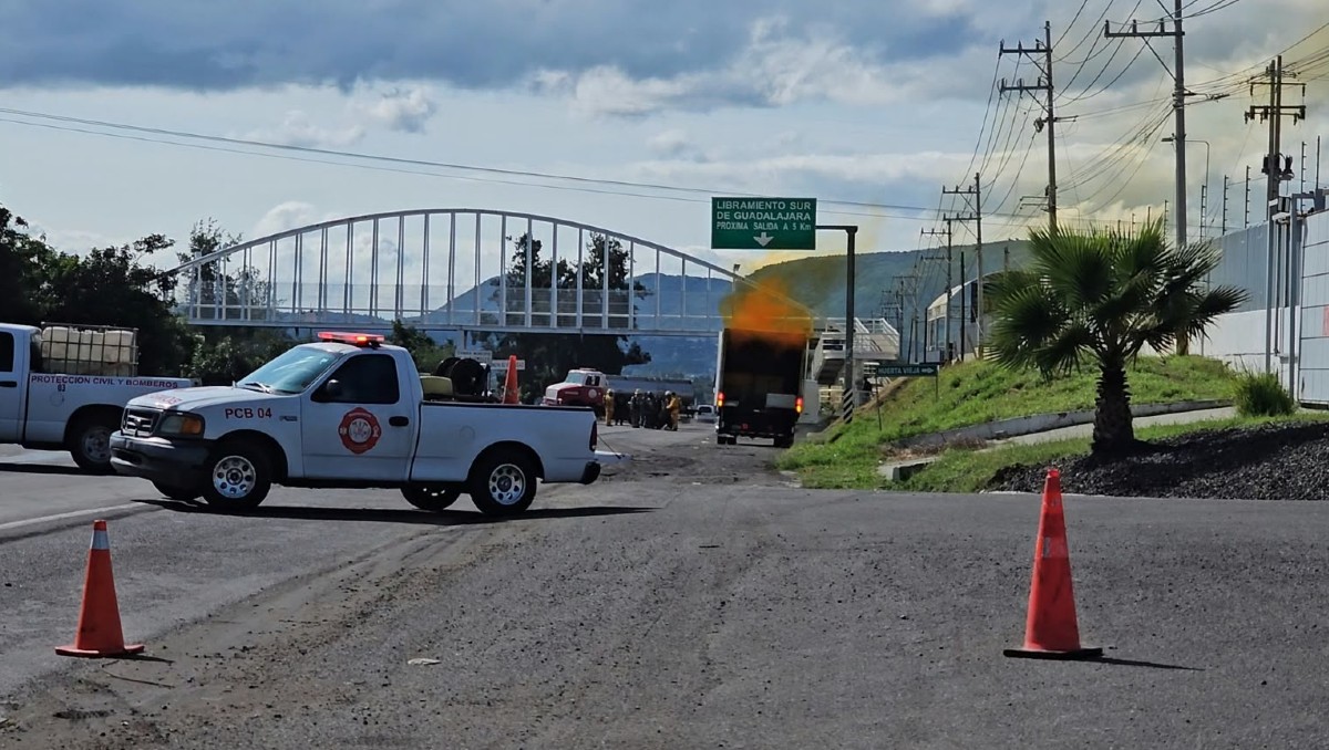 Bomberos atienden emergencia química sobre carretera a Chapala en Ixtlahucaán de los Membrillos (Juan Carlos Munguía)