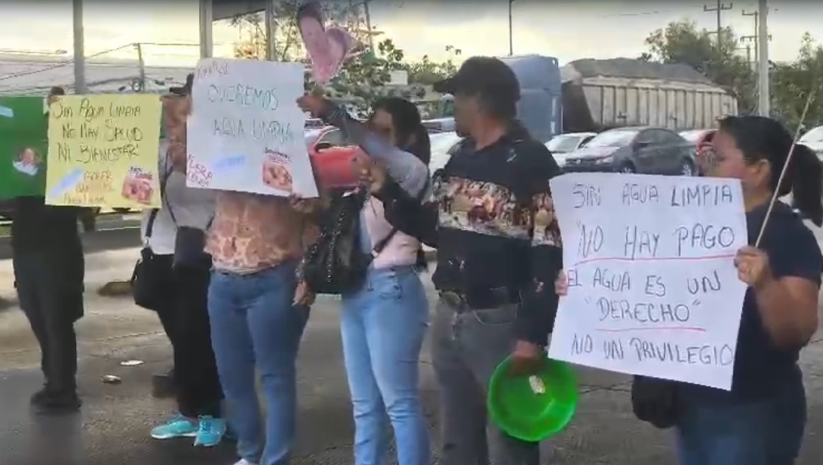 Ciudadanos reclamaron agua limpia en las calles del Área Metropolitana de Guadalajara (Luis Ángel Pedraza)