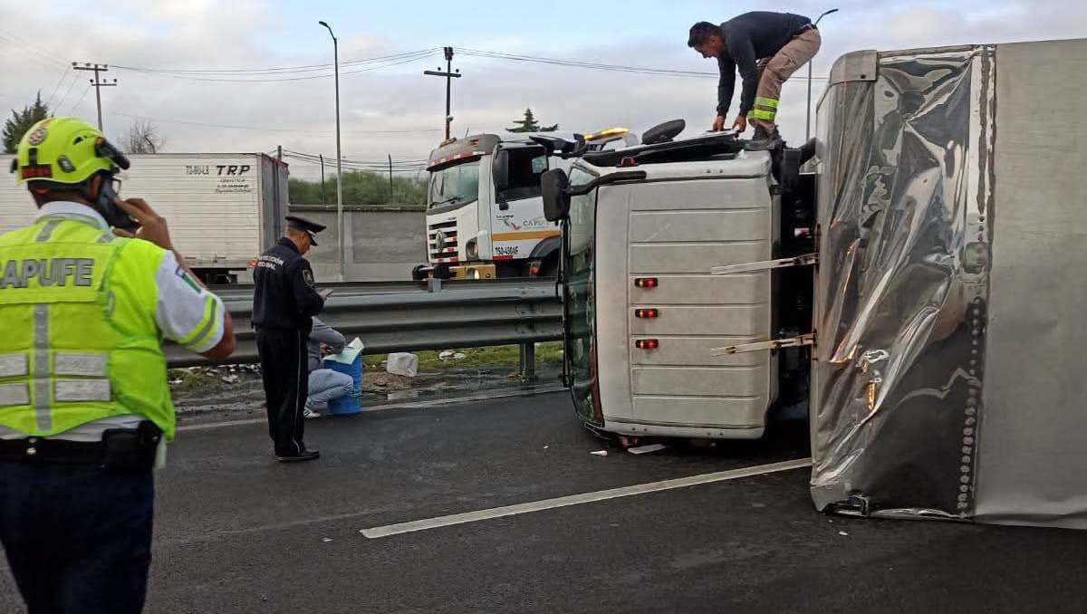 El conductor del camión torton no registró lesiones severas en el accidente. | Foto: PC Ixtapaluca