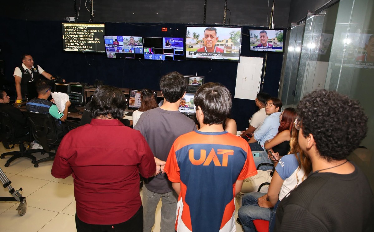 Así conocieron estudiantes de Comunicación el trabajo detrás de las cámaras y la redacción en Multimedios. | Foto: Yazmín Sánchez